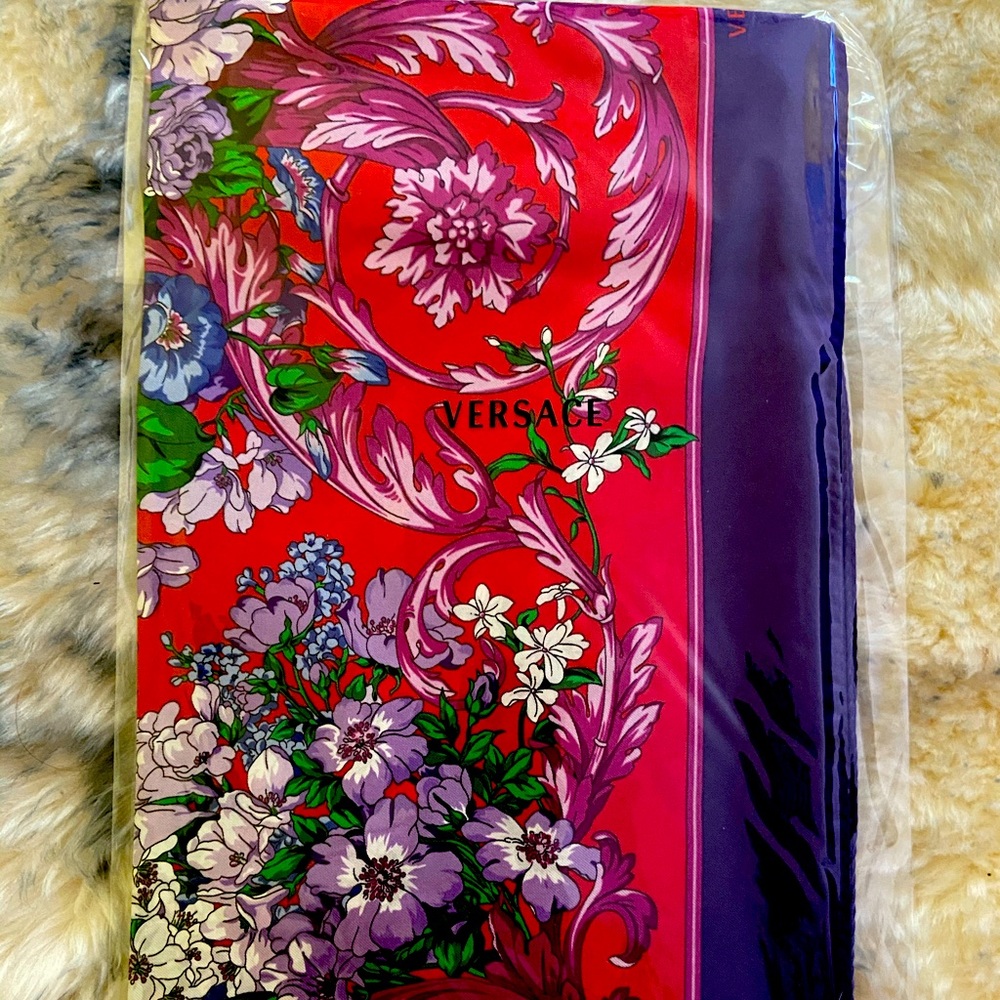 Versace 100% SILK 90X90 CM FLORAL SCARF